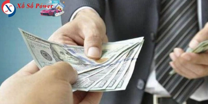 Giải mã giấc mơ thấy người đàn ông đưa tiền cho mình và con số may mắn liên quan