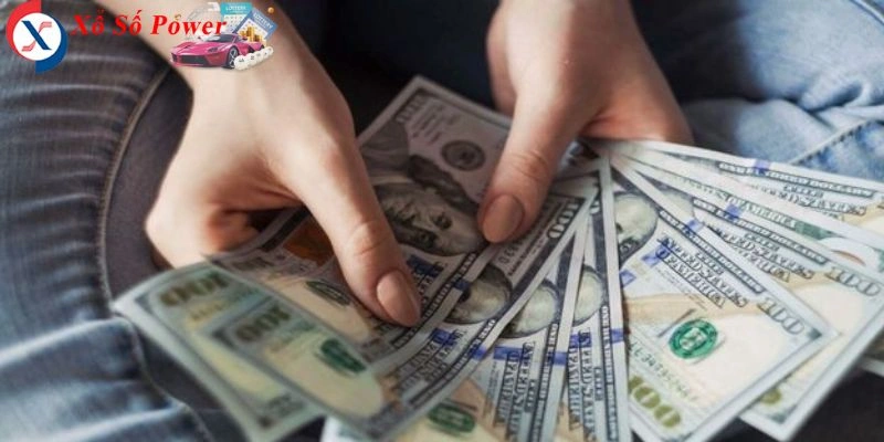 Khám phá ý nghĩa giấc mơ người phụ nữ đưa tiền và những con số may mắn
