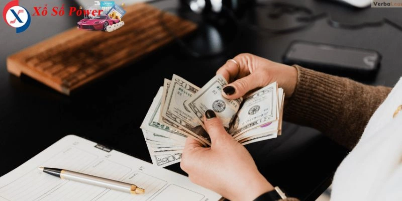 Nằm mơ thấy người phụ nữ đưa tiền, tìm hiểu con số may mắn bạn nên thử