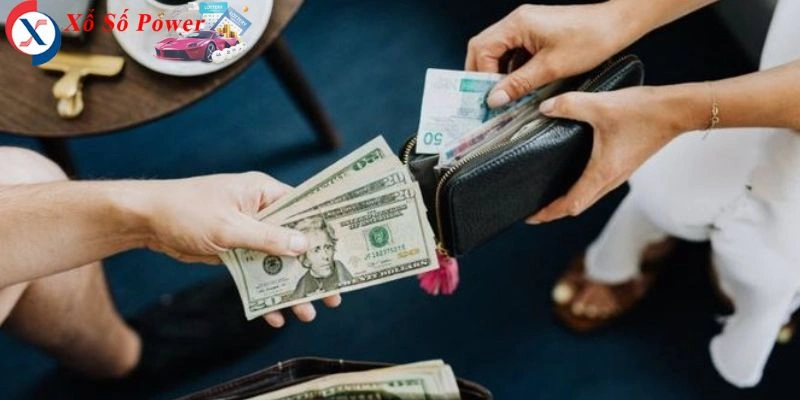 Giải mã giấc mơ thấy người phụ nữ đưa tiền cho mình và con số may mắn